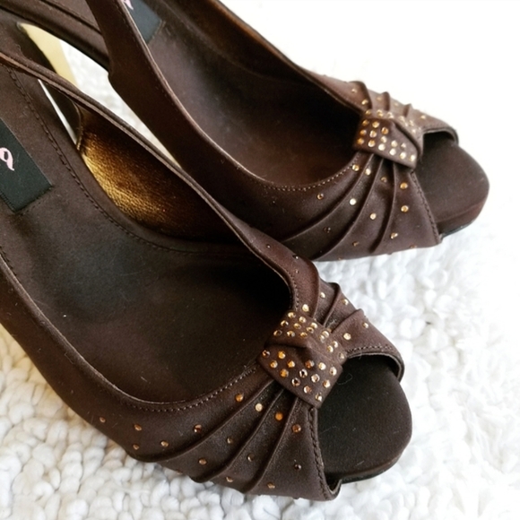 🍒EUC🍒 NINA CHOCOLATE SATIN HEELS - Picture 2 of 9